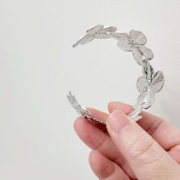Brand New Silver Tone Flower Wristband Bangle Bracelet - Picture 5 of 8